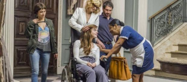 Rochelle se esforça e consegue se movimentar novamente Rochelle se esforça e consegue se movimentar novamente