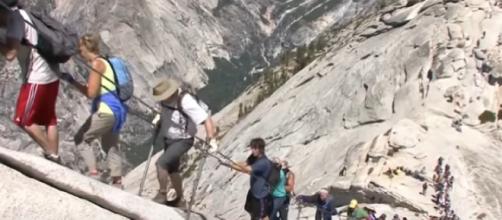 Tourists in Yosemite cliff on dangerous terrain [Image courtesy – CBS Evening News YouTube video]