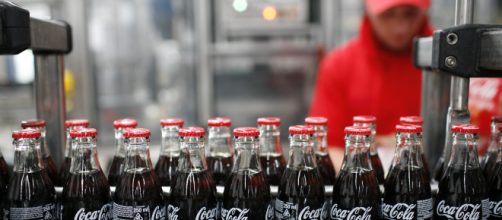 Francia, uomo costringe i figli a bere solo Coca Cola.