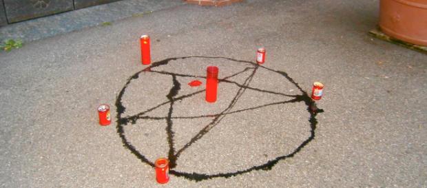 Florida, ragazzine tentano di uccidere i compagni con un rituale satanico Florida, ragazzine tentano di uccidere i compagni con un rituale satanico