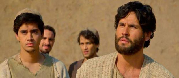 Jesus ressuscita morta e cura cegos na novela bíblica da Record (Foto: Record TV) Jesus ressuscita morta e cura cegos na novela bíblica da Record (Foto: Record TV)