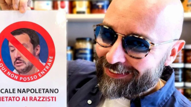 A Napoli un ristorante espone un manifestino che vieta l'ingresso a Matteo Salvini e ai razzisti