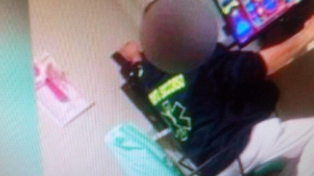 Frame del video dell'infermiere dell'ospedale di Chiari, intento a giocare al computer