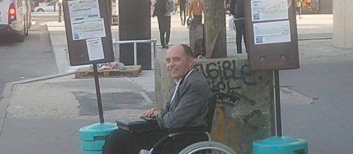 'Accessible Pour Tous' ha pubblicato la foto del signore alla fermata del bus.