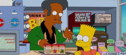 Apu mostrando sus artículos a Bart Simpson en el Badulake.