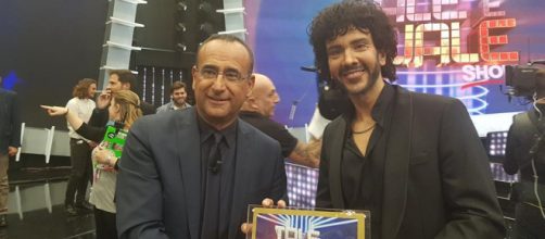 Carlo Conti premia il vincitore della settima edizione di Tale e quale show