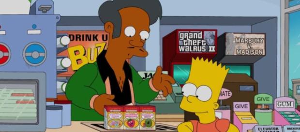 Apu mostrando sus artículos a Bart Simpson en el Badulake. Apu mostrando sus artículos a Bart Simpson en el Badulake.
