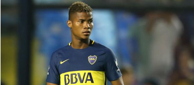 Barrios, disputando un partido con Boca Juniors Barrios, disputando un partido con Boca Juniors
