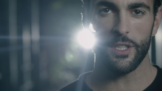 Dopo un silenzio durato un anno, Mengoni ritorna con il suo album "Atlantico"