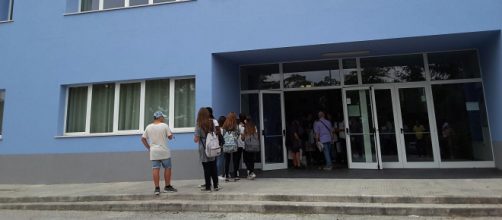 Firenze: a 7 anni va a scuola con dei coltelli e tira una testata alla maestra - qdmnotizie.it