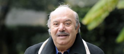 Lino Banfi finisce sulla sedia a rotelle: un compleanno con scivolone - fanpage.it