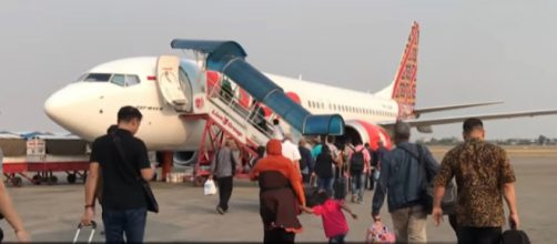 Passengers boarding a flight on Lion Air Boeing 737 MAX 8 [Image courtesy – Rahmat Dhani YouTube video]