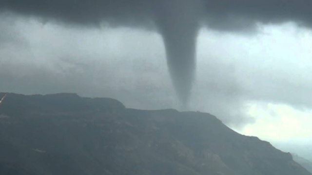 Allerta meteo Campania, tromba d'aria e bomba d'acqua a Napoli: voli interrotti, il video