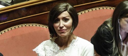Anna Maria Bernini beccata dal M5S a fare la pianista in Senato