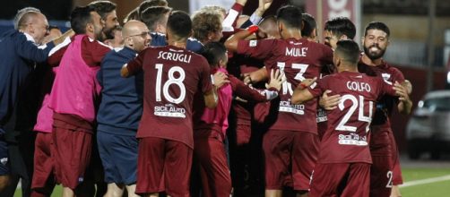 La gioia dei giocatori del Trapani dopo la vittoria nel derby contro il Siracusa