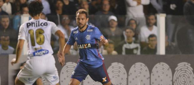 Everton Ribeiro e Dodô em partida válida pelo Brasileirão 2018. Everton Ribeiro e Dodô em partida válida pelo Brasileirão 2018.