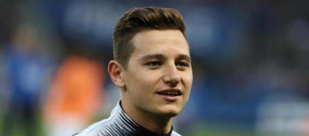Florian Thauvin veut rester fidèle à l'OM au moins une année de plus. Florian Thauvin veut rester fidèle à l'OM au moins une année de plus.