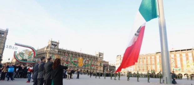Rinden honores al pie del Zócalo capitalino a los fallecidos del movimiento estudiantil de 1968. - com.mx Rinden honores al pie del Zócalo capitalino a los fallecidos del movimiento estudiantil de 1968. - com.mx