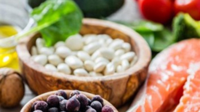 La dieta mediterranea previene la degenerazione maculare senile (Canva)