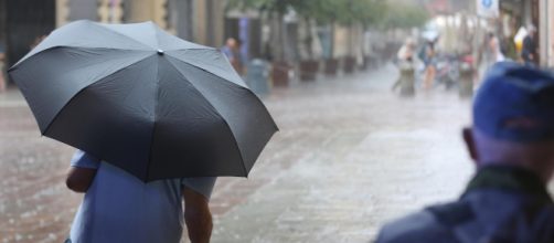 Maltempo, a Bacoli esplode collettore fognario: città sommersa dai liquami