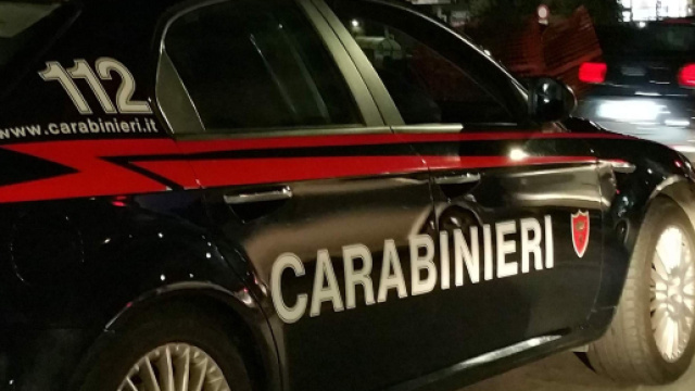 Lecce, litigano per un debito: 47enne accoltellato per strada, arrestato un 28enne