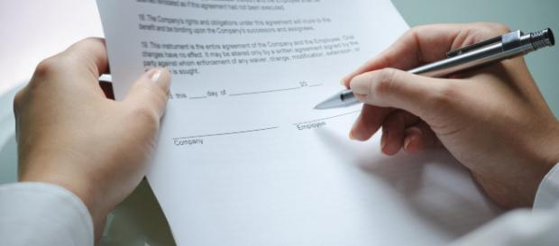 Decreto dignità: la stretta sui contratti a termine da domani in vigore e cambia molto per datori di lavoro e lavoratori. Decreto dignità: la stretta sui contratti a termine da domani in vigore e cambia molto per datori di lavoro e lavoratori.