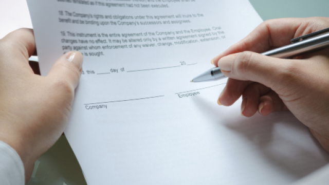 Decreto dignità: la stretta sui contratti a termine da domani in vigore e cambia molto per datori di lavoro e lavoratori.