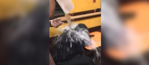 Dipendenti svegliano senzatetto con una secchiata d'acqua (VIDEO)