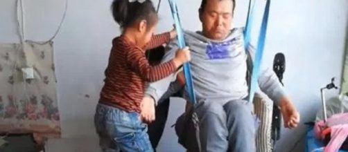 La piccola Jia Jia si prende cura del papà disabile