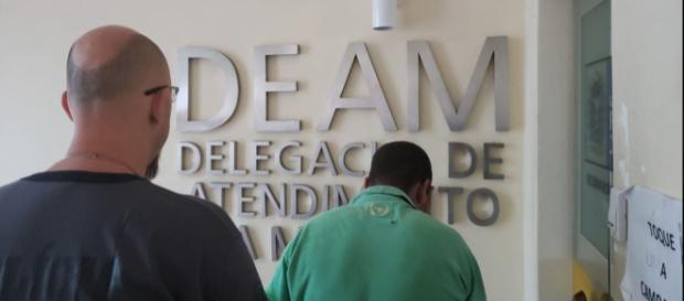 A Delegacia de Atendimento à Mulher registra e prende o acusado de ato libidinoso em flagrante. (Reprodução/Internet) A Delegacia de Atendimento à Mulher registra e prende o acusado de ato libidinoso em flagrante. (Reprodução/Internet)