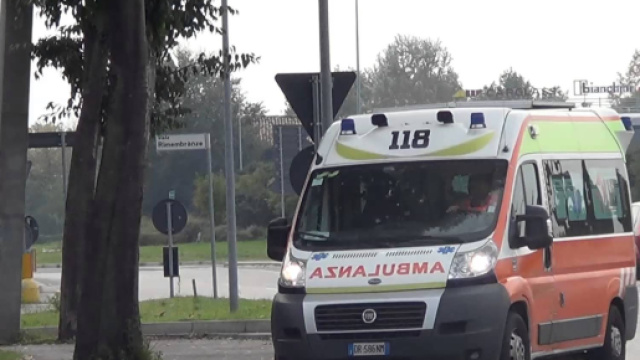 Lecce, cede il solaio di un'autofficina: muore un 55enne