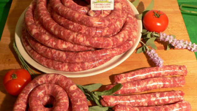 Salsicce e salame favoriscono il cancro al seno: la conferma da 15 studi