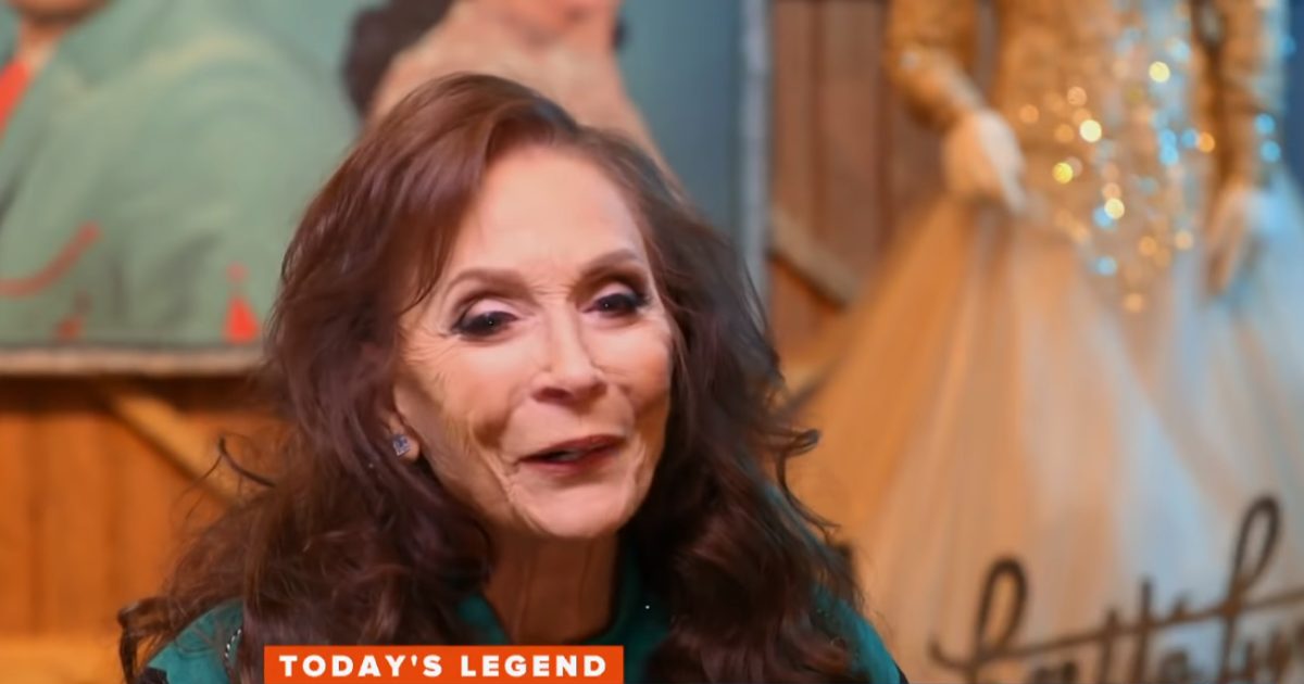 Loretta Lynn summons inner strength to sing again after suffering a stroke(02)