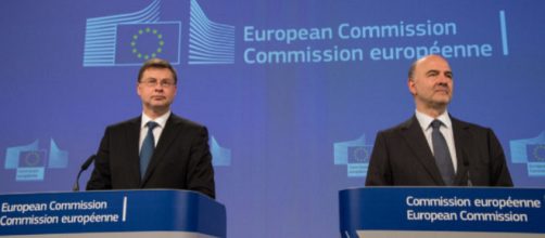 il vicepresidente della Commissione UE Valdis Dombrovskis e il titolare agli Affari economici Pierre Moscovici