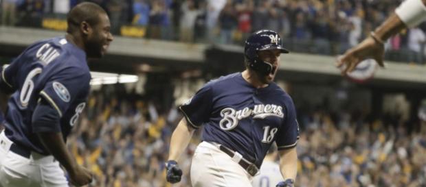 Mike Moustakas dio el hit de la victoria. - mlb.com. Mike Moustakas dio el hit de la victoria. - mlb.com.
