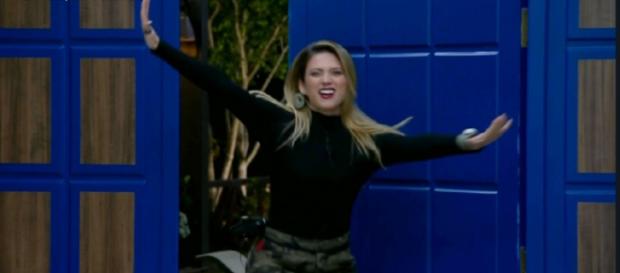 Nadja comemora volta da roça e irrita Ana Paula. (foto reprodução). Nadja comemora volta da roça e irrita Ana Paula. (foto reprodução).