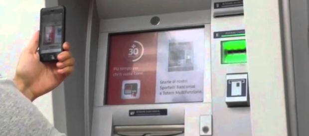 Il reddito di cittadinanza dovrebbe essere erogato attraverso un normale bancomat. Il reddito di cittadinanza dovrebbe essere erogato attraverso un normale bancomat.