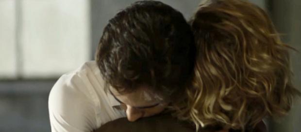 Valentim e Luzia se reencontram como mãe e filho. (Foto: Divulgação TV Globo) Valentim e Luzia se reencontram como mãe e filho. (Foto: Divulgação TV Globo)