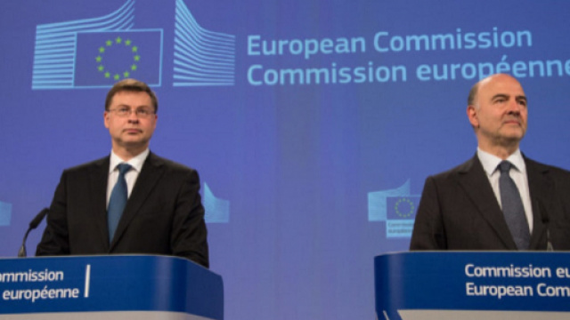 il vicepresidente della Commissione UE Valdis Dombrovskis e il titolare agli Affari economici Pierre Moscovici