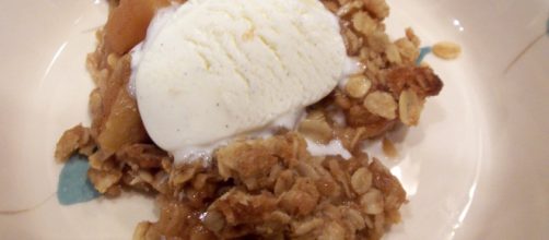 A la mode is a delicious way to serve apple crumble. [Source: Jessica Rossi - Flickr]