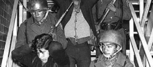 Estudiantes detenidos por el Ejército mexicano el 2 octubre 1968 en una infernal tarde