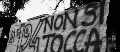 Fa polemica la mozione anti-aborto votata a Verona, la sinistra unita al grido di ''La 194 non si tocca''.