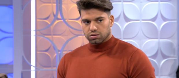Moha le confiesa a sus pretendientas que rompió las reglas del programa con Anastasia Moha le confiesa a sus pretendientas que rompió las reglas del programa con Anastasia