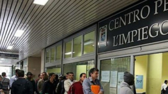 Reddito di cittadinanza, stranieri in fila a chiedere informazioni.