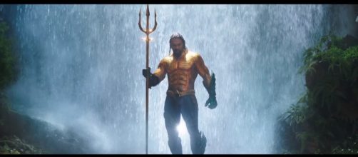 Arthur Curry will don his classic superhero costume and Trident in the new "Aquaman" trailer [Image Credit: Emergency Awesome/YouTube screencap]