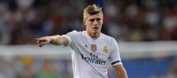 Toni Kroos aurait été dans le viseur de Nasser Al-Khelaïfi, mais Florentino Perez a refusé le transfert du joueur. Toni Kroos aurait été dans le viseur de Nasser Al-Khelaïfi, mais Florentino Perez a refusé le transfert du joueur.