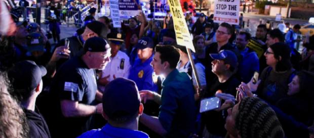 Trump supporter (left) and protestor (right) debate – Image Credit – Alec Perkins | Wikimedia Commons. Trump supporter (left) and protestor (right) debate – Image Credit – Alec Perkins | Wikimedia Commons.
