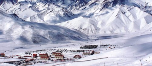 Esquí, un bar de hielo y hasta buceo: experiencias para vivir en Bariloche ... - aerolatinnews.com