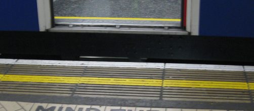 Argentina, passeggero con la testa incastrata tra la banchina e il treno.