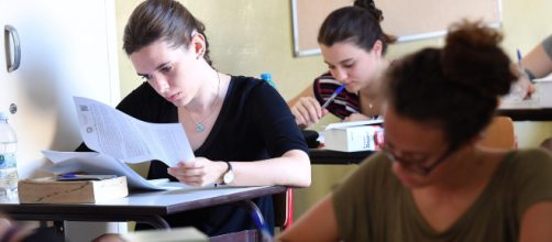 Studenti durante un esame di maturità. - gds.it